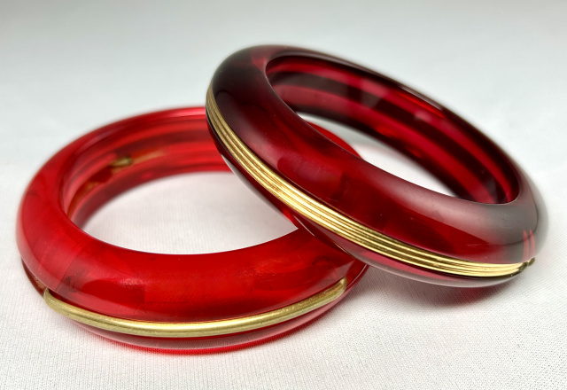 BB569  red prystal bangles with brass decoration